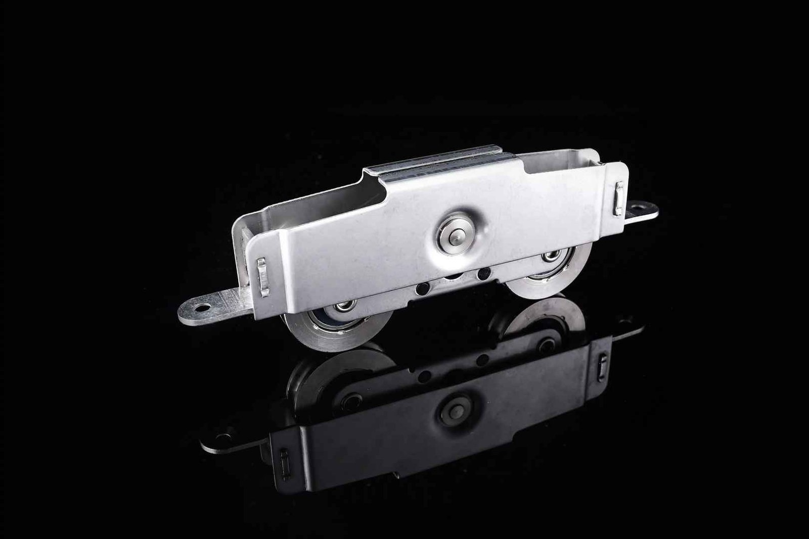 Adjustable single roller assembly for aluminum sliding windows
