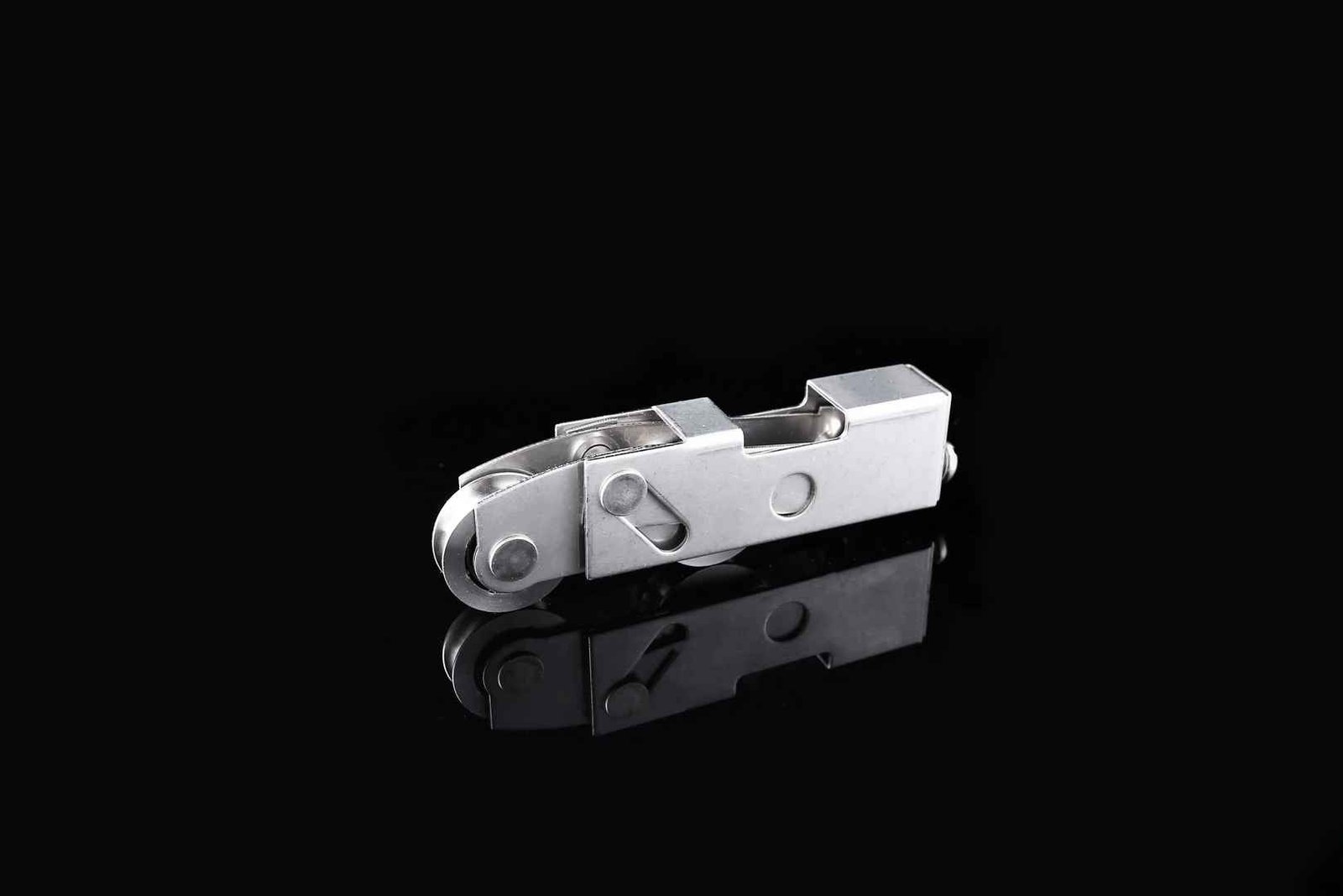 Crescent sash lock for aluminum sliding windows