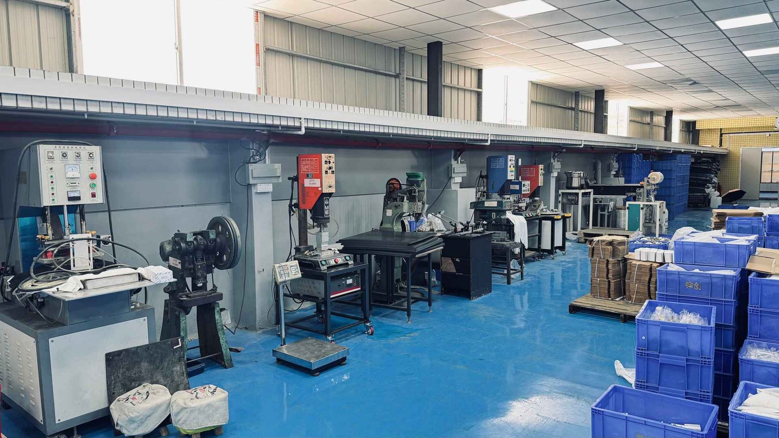 Efficient hardware assembly workshop operating high volume mass production lines