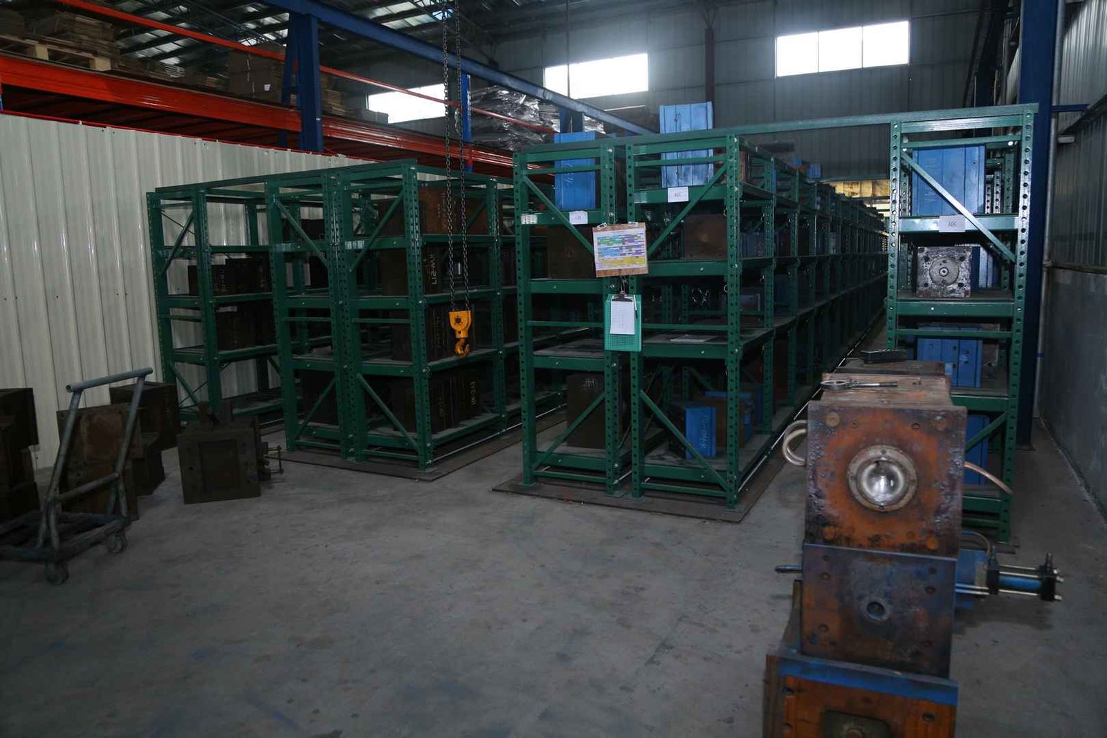 Heavy-duty die-casting mold storage racks in Huachuang factory workshop