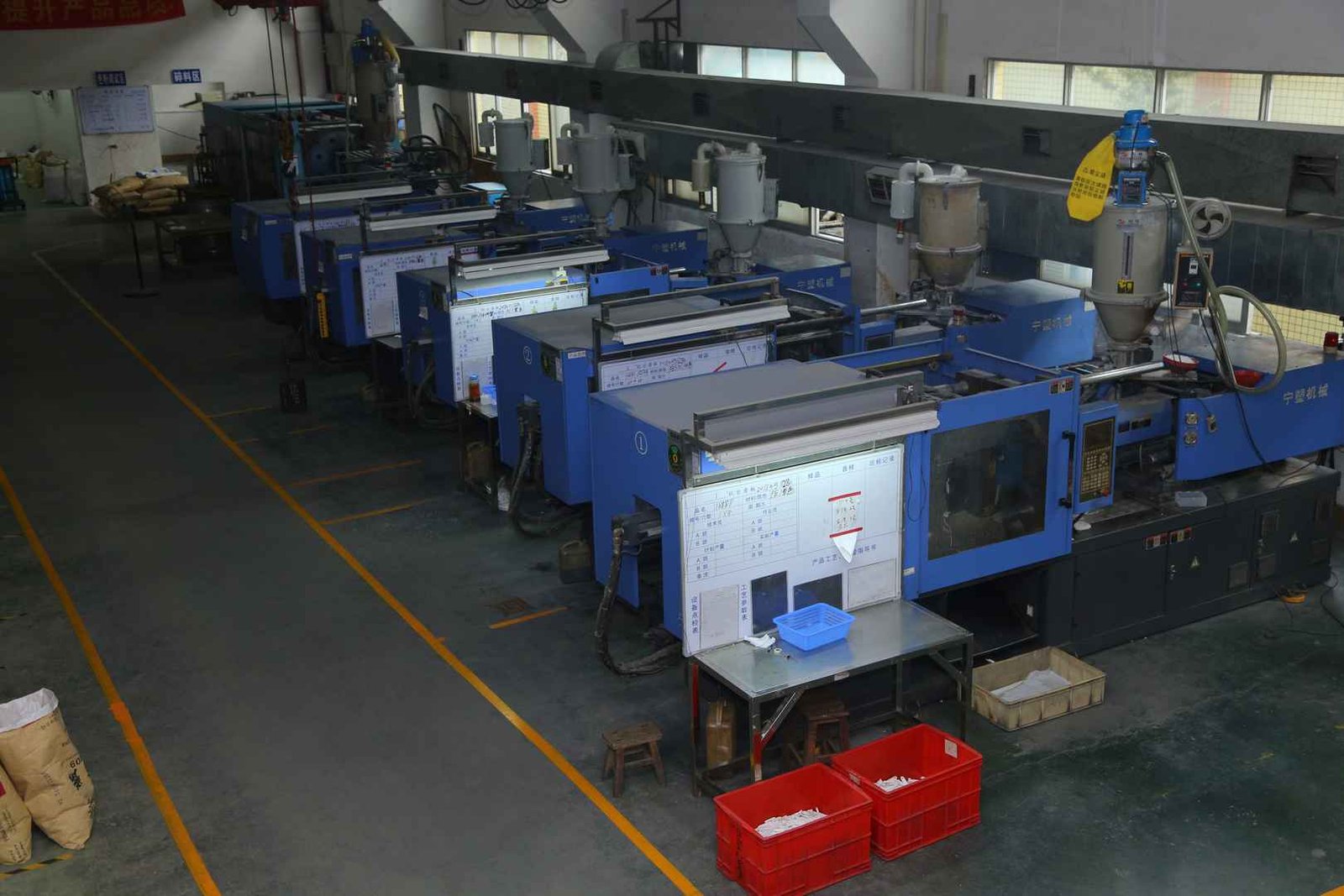 Automated plastic resin injection molding machines production line