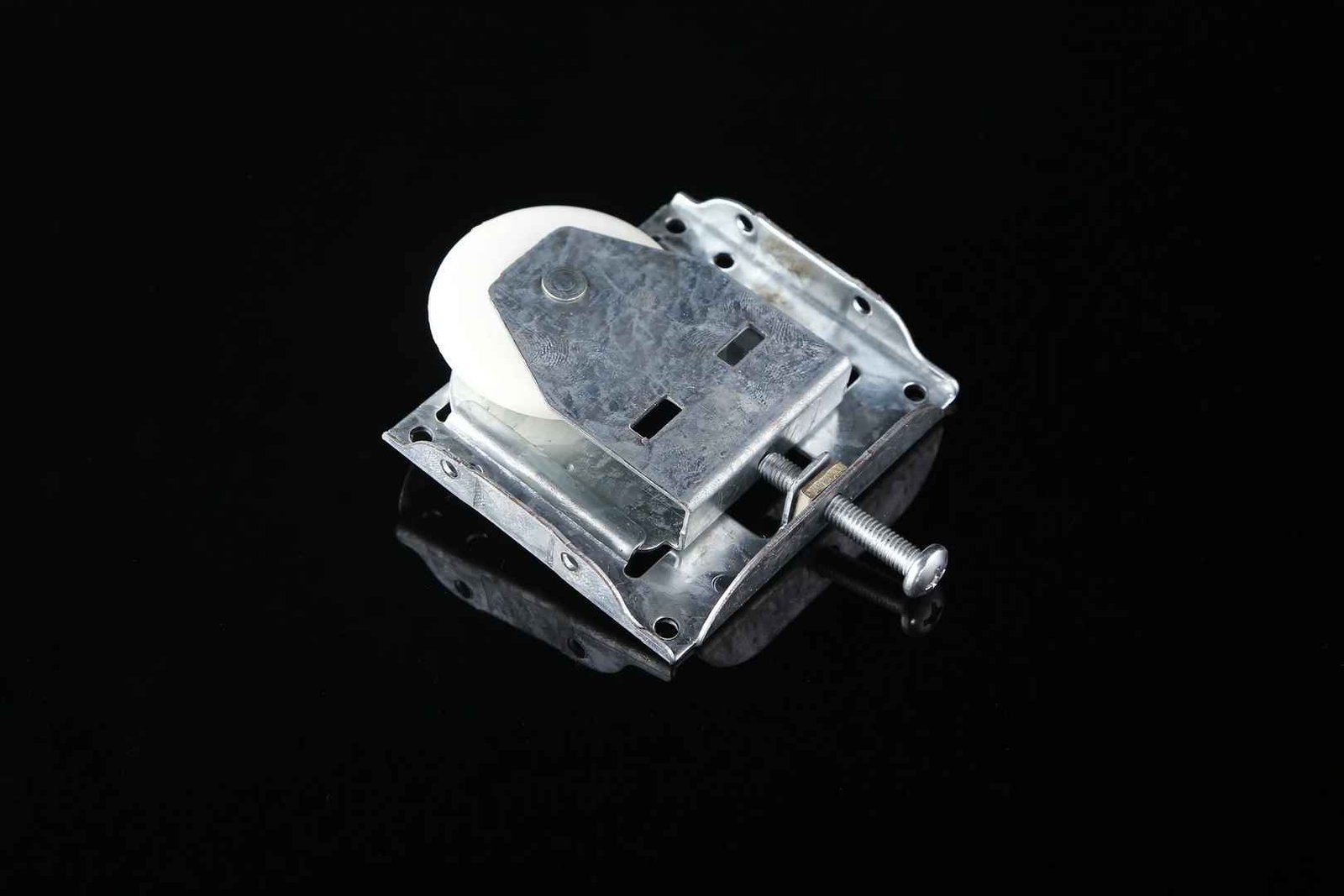 Multi-point sliding door mortise lock actuator mechanism with transmission rod brackets